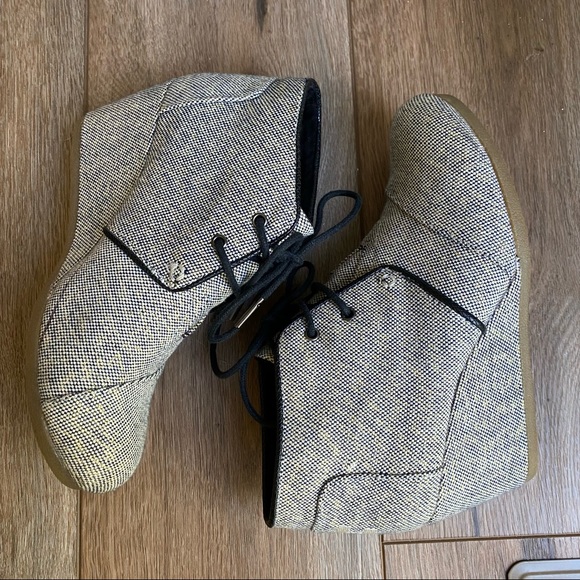 Toms Desert Wedge Bootie in Linen Metallic - 7.5 - Picture 3 of 8